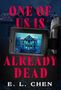Text: "ONE OF US IS ALREADY DEAD" und "E. L. CHEN". Eine Kamera zeigt ein altes, unheimliches Haus., Buch