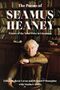 "The Poems of Seamus Heaney", Nobelpreisträger, bearbeitet von Rosie Lavan, Bernard O'Donoghue, mit Matthew Hollis. Ein älterer Mann in Anzug sitzt vor einem Bücherregal.