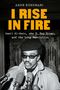 Titel: "I Rise in Fire". Autor: Arun Kundnani. Foto eines Mannes mit Brille und Mütze, umgeben von Mikrofonen., Buch