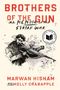 "Brothers of the Gun: A Memoir of the Syrian War." Illustration eines Mannes mit Gewehr, National Book Award Abzeichen links., Buch