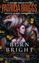 „Patricia Briggs: Burn Bright. An Alpha and Omega Novel.” Illustration einer Frau vor einem Wolf mit gelbem Blumen.