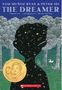 „The Dreamer“ von Pam Muñoz Ryan und Peter Sís. Silhouette eines Kindes vor einem Wald mit Schwänen. Pura Belpré Award-Medaille.