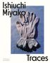 Text: Ishiuchi Miyako, Traces. Ein einzelner, abgenutzter Handschuh mit Verfärbungen liegt auf blauem Hintergrund.