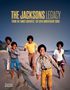 „THE JACKSONS LEGACY, FROM THE FAMILY ARCHIVES, THE 50TH ANNIVERSARY BOOK.“ Fünf junge Männer laufen am Strand., Buch