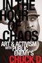 IN THE HOUR OF CHAOS. ART & ACTIVISM WITH PUBLIC ENEMY'S CHUCK D. Schwarz-weißes Porträt eines nachdenklichen Mannes mit Mütze., Buch