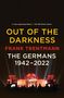 Texte: "OUT OF THE DARKNESS", "FRANK TRENTMANN", "THE GERMANS 1942-2022". Unten beleuchtetes Gebäude mit Menschen davor.