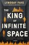 "THE KING OF INFINITE SPACE" steht in großen Buchstaben, skyline aus Flammenoptik im Hintergrund, menschenähnliche Figuren., Buch