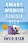 „Smart Women Finish Rich“ von David Bach. Strandkulisse, gestreifte Tasche, Strohhut, Kieselsteine im Vordergrund.