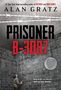 "Prisoner B-3087" von Alan Gratz. Ein Mann schaut in einem mit Stacheldraht versehenden, grauen Ziegelhof auf eine Mauer., Buch