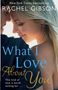 "What I Love About You" von Rachel Gibson, ein Paar, das sich nahe ist, Frau lächelt sanft, hingebungsvoller Moment.