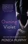 Rezension von KATY EVANS oben, Buchtitel „Owning Violet“ und Name „MONICA MURPHY“ unten, zeigt elegante Paar-Szene.