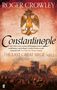 "Roger Crowley, Constantinople: The Last Great Siege, 1453" über einem mittelalterlichen Schlachtszenario, Adleremblem.