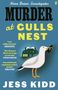 Text: "Nora Breen Investigates: MURDER at GULLS NEST. Jess Kidd." Ein Vogel hält eine Flasche mit Totenkopfsymbol., Buch