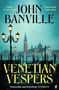 "JOHN BANVILLE" oben, "VENETIAN VESPERS" groß unten; Lampen erleuchtet, venezianische Architektur im Hintergrund, bewölkter Himmel., Buch