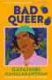 "BAD QUEER" mit Illustration einer Person vor Beeren und Blättern. Von Gayathiri Kamalakanthan, illustriert von Chi Nwosu., Buch