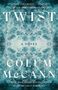 "TWIST" in großen Buchstaben, darunter "A Novel" und "Colum McCann". Hintergrund mit blauem, schäumendem Ozean., Buch