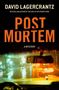 Text: David Lagercrantz, Post Mortem, A Mystery. 
Ein Auto fährt nachts im Regen, reflektierte Lichter., Buch