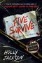 Notiz mit "FIVE SURVIVE", darunter zerbrochenes Glas und der Name "HOLLY JACKSON". Ein Clapperboard zeigt "The Reappearance of Rachel Price"., Buch