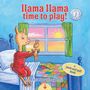 "Llama Llama Time to Play!" Illustration eines fröhlichen Lamas auf dem Bett mit Stofftier, bunte Tagesdecke, Sonnenaufgang draußen.