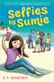 "Selfies by Sumie" von A. Y. Hashitate. Illustration: Mädchen macht Selfie am Strand, Gruppe im Hintergrund.