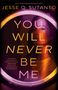 JESSE Q. SUTANTO, YOU WILL NEVER BE ME. Frau schaut durch neonfarbenen Ring, warmes Licht, mysteriöse Atmosphäre.