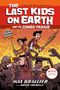 "The Last Kids on Earth and the Zombie Parade" Graphic Novel. Kinder in einem Auto kämpfen gegen Zombies, farbenfrohe Illustration., Buch