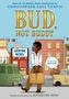 Buchtitel "Bud, Not Buddy" in großer, gelber Schrift. Im Vordergrund ein Junge mit einem Koffer vor einer Stadtkulisse.