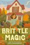 Zitat von Ingrid Law oben links. Darunter "BRITTLE MAGIC". Illustration eines Kindes vor einem Haus mit herbstlicher Umgebung.