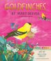 „GOLDFINCHES“, „BY MARY OLIVER“, „PULITZER PRIZE WINNER“. Gelber Vogel, bunte Blätter, rosa Hintergrund., Buch
