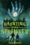 "The Haunting of Old Splinter" von Jack Mackay. Eine Illustration zeigt ein riesiges, geisterhaftes Auge in einer Hand über einem Haus., Buch