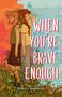 „WHEN YOU’RE BRAVE ENOUGH“ und „Rebecca Bendheim“. Zwei Mädchen, Rücken an Rücken, umgeben von Pflanzen und Gebäuden., Buch