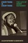 Text: "Everything is Everything", "The Life of Donny Hathaway", "Lalah Hathaway & David Ritz". Schwarz-Weiß-Foto eines singenden Mannes., Buch
