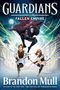 "Guardians: Fallen Empire", Buchcover mit zwei jungen Kriegern und maskierter Figur, die ein Schwert hält. Autor: Brandon Mull.