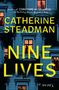 Buchtitel: "Nine Lives" von Catherine Steadman. Abbildung eines Gebäudes mit beleuchteten Fenstern und Silhouetten von Menschen.