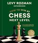 "How to Win at Chess: Next Level" von Levy Rozman. Grünes Cover, Schachfiguren auf einem Schachbrett., Buch