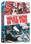 Titel: "WAKE NOW IN THE FIRE". Illustration einer Demo, Menschen mit Schildern, eine Lesende im Vordergrund., Buch