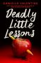 "Deadly Little Lessons", roter Apfel mit bleistiftähnlichem Gegenstand durchbohrt, blutähnliche Flüssigkeit tropft., Buch