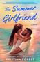 „The Summer Girlfriend“, „A Novel“, Kristina Forest. Ein Paar umarmt sich im Meer bei Sonnenuntergang., Buch