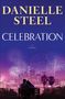 Text: "DANIELLE STEEL, CELEBRATION, A NOVEL." Paar auf Bank vor Skyline mit Feuerwerk am Nachthimmel.