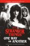 "Stranger Things: One Way or Another" von Caitlin Schneiderhan. Zwei Frauen, eine mit Taschenlampe, im stilisierten Schwarzweiß.