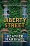 „LIBERTY STREET“, „HEATHER MARSHALL“, grüne bewachsene Hausfassade mit Fenstern, Zitat von Kate Quinn.