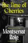 "The Time of Cherries" von Montserrat Roig, übersetzt von Julia Sanches, zeigt ein schwarz-weißes Stadtbild mit beleuchtetem Fenster., Buch