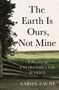 "The Earth Is Ours, Not Mine. A History of Environmental Justice. Aaron Sachs." Ein grüner, ländlicher Hintergrund mit Bäumen., Buch