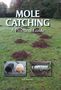 "Mole Catching: A Practical Guide" von Jeff Nicholls. Grasland mit Maulwurfshügeln, Fotos von Maulwürfen und einer Falle.