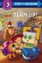 "Team Up! Toy Story 5" zeigt Figuren in einem Spielzimmer mit Regalen voller Spielzeug. Ein fröhliches Zusammensein von Spielzeugfiguren., Buch