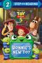 Text: "BONNIE'S NEW TOY", "TOY STORY 5", "STEP INTO READING". Woody, Buzz, Jessie, Bullseye und drei Aliens sind abgebildet., Buch