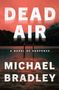 Text: "Dead Air", "A Novel of Suspense", "Michael Bradley". Ein Steg führt auf einen ruhigen See zu, mit bewaldeten Hügeln im Hintergrund.