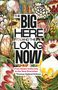 "The Big Here and the Long Now" in großen Buchstaben vor einem Hintergrund aus bunten, exotischen Blumen.