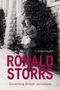 „RONALD STORRS“, „Governing British Jerusalem“, Foto: Mann in Uniform vor einer mit Efeu bewachsenen Steinmauer., Buch