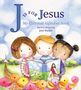 "J is for Jesus" in großen Buchstaben, drei Kinder betrachten ein Buch in einer farbenfrohen Landschaft aus Blumen.